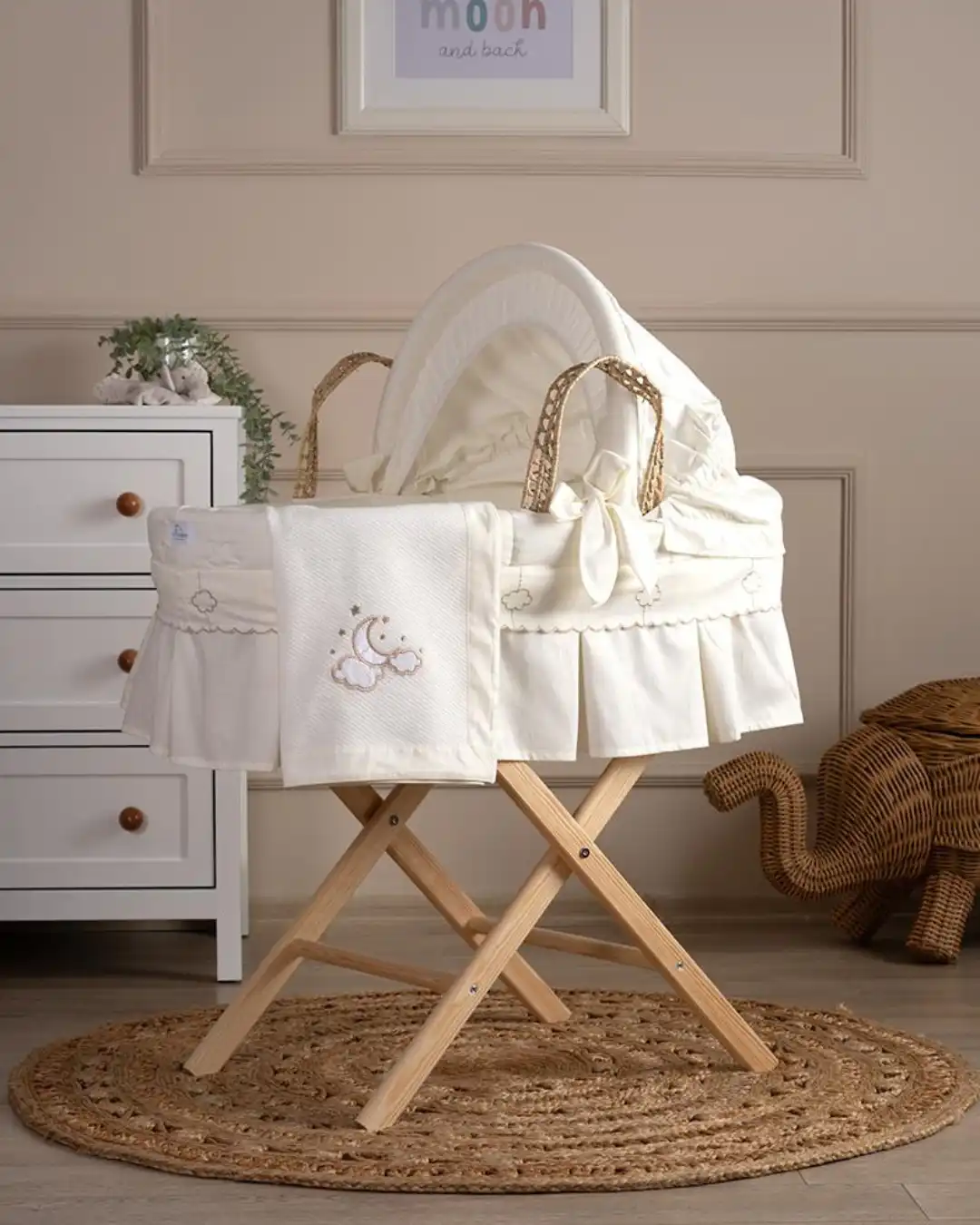 kolevka za bebe sa postoljem od pruca borovog drveta sa posteljinom u kombinaciji krem i bele boje sa dream motivom u sobi