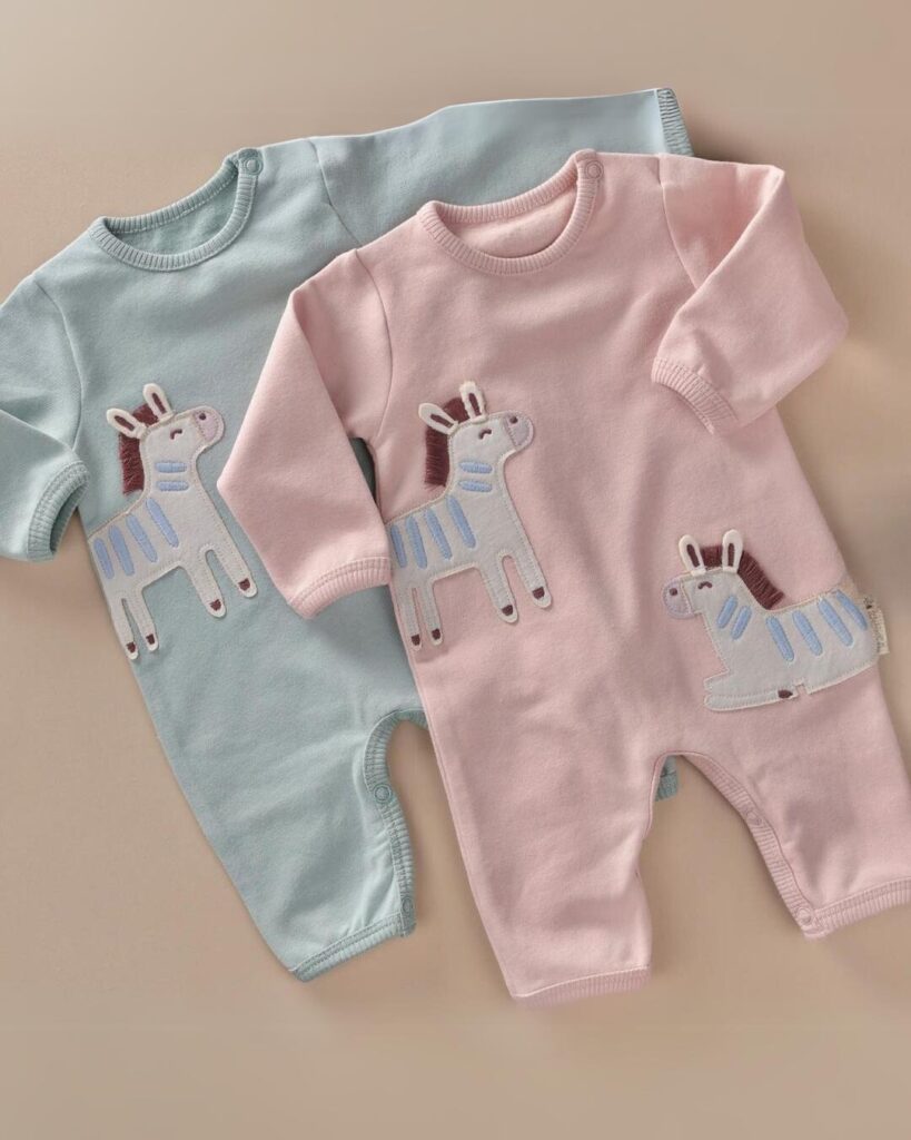 kombinezon za bebe sa ilustracijom sa vezenim motivom zebre plava i roza boja na bez pozadini