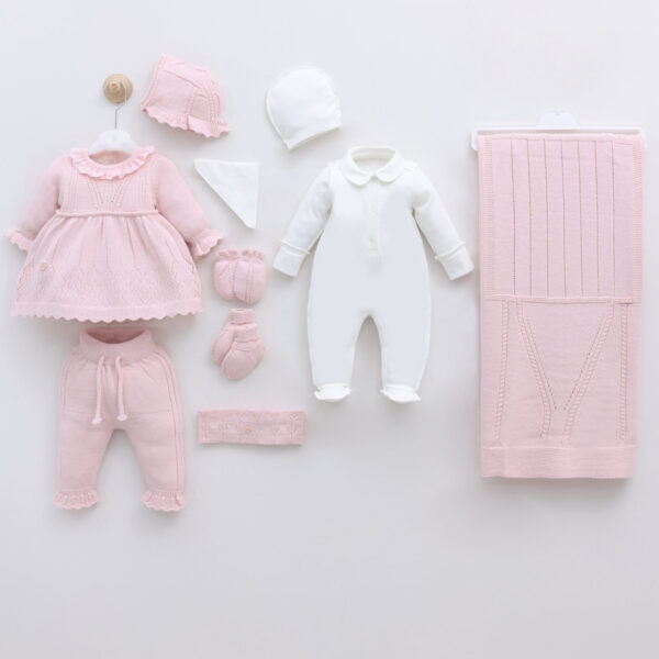 set za iznosenje bebe iz bolnice od 10 delova u roze boji na bebi