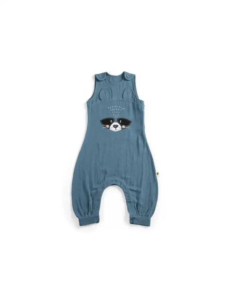 vreca za spavanje sa nogavicama bez rukava nezno tamno plave boje sa motivom rakuna na sredini dimenzija 70 cm pozadina bele boje