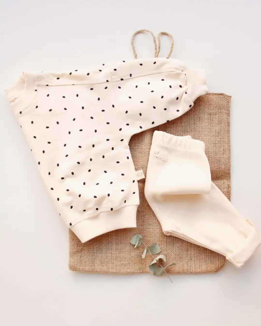 oversize duks i helanke sa printom na crne tackice krem boje