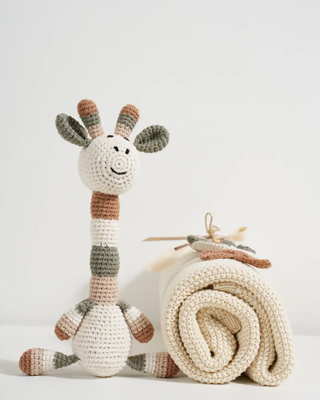 pleteno-cebe-i-igracka-giraffe-premium-organic pleteno cebe za bebe i igracka u obliku zirafe