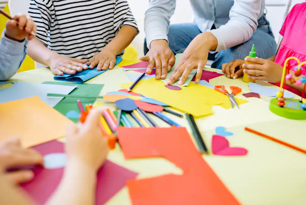 deca u vrtiću se igraju kolaž papirom