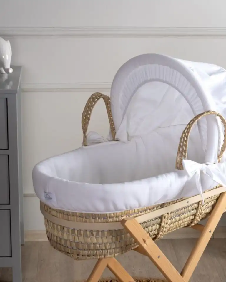 posteljina namenjena za kolevku za bebe bele boje