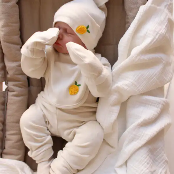 set za izlazak bebe dugih rukava sa printom i vezom limuna bele boje pet delova