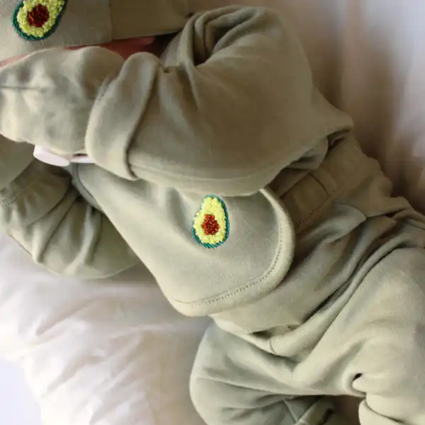 set za izlazak bebe dugih rukava sa printom i vezom ananasa bez boje pet delova