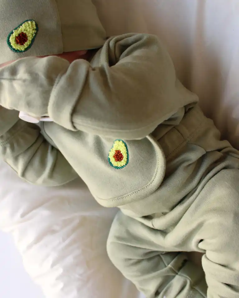 set za izlazak bebe dugih rukava sa printom i vezom ananasa bez boje pet delova