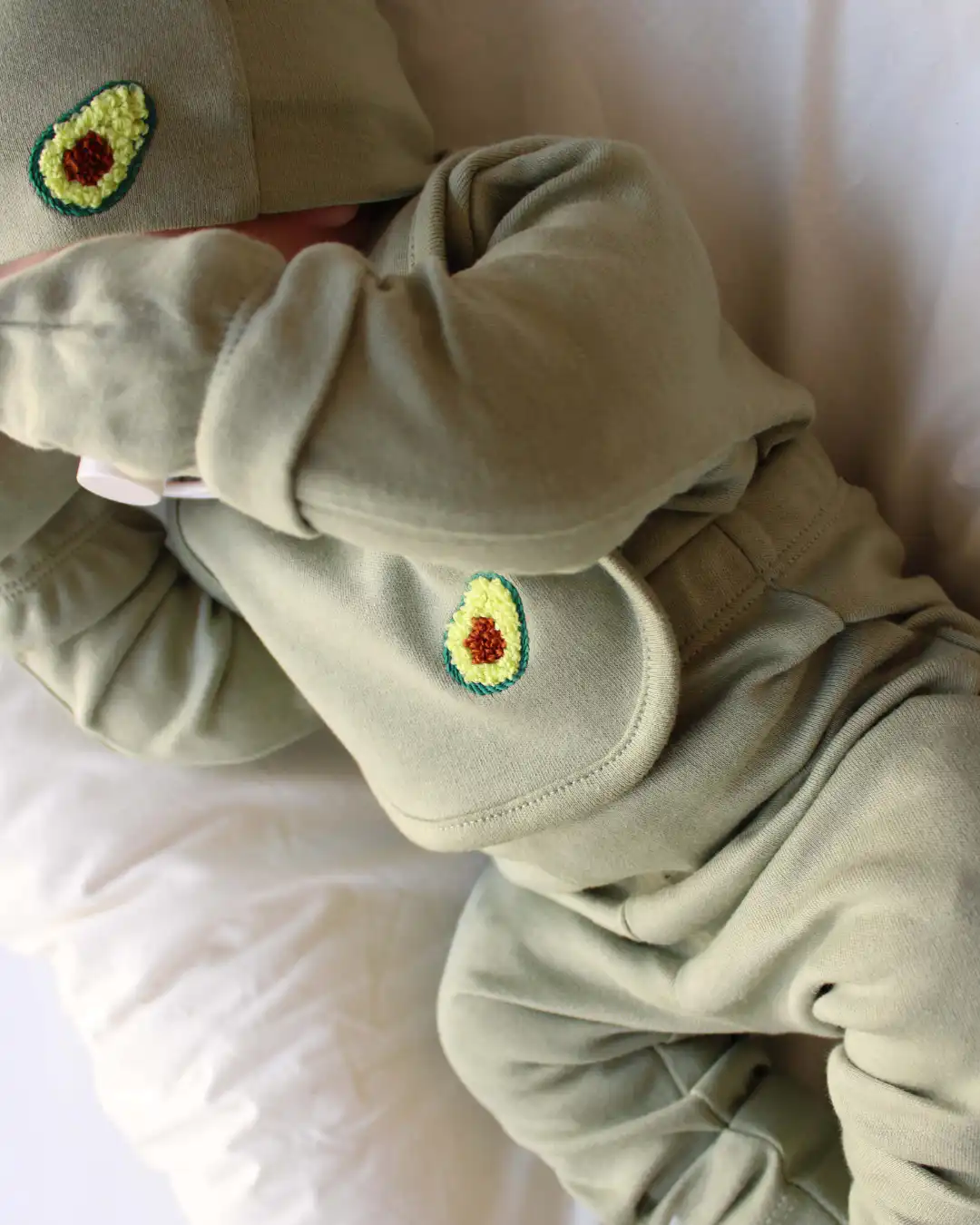 set-za-iznosenje-bebe-dugih-rukava-fruit-5-1 (3) set za izlazak bebe dugih rukava sa printom i vezom ananasa bez boje pet delova