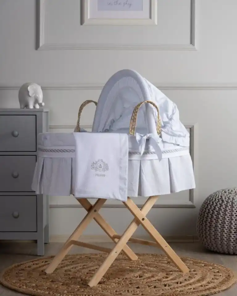 posteljina za kolevku za bebe sa vezenim natpisom prince i krunom na prekrivacu u kombinaciji plave i bele boje