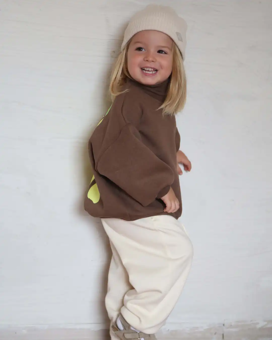 oversize-komplet-trenerka-sa-printom-fluorescent (2) trenerka sa zelenim printom na ledjima gornji deo braon boja donji krem boja