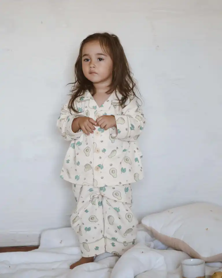 pidzama za bebe sa kragnom bele boje sa printom na avokado i list