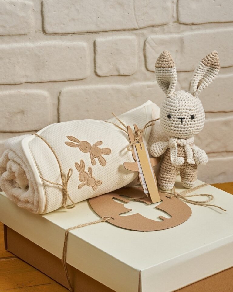 set za bebe peskir sa kapuljacom i vezom zeka i amigurumi igrackica