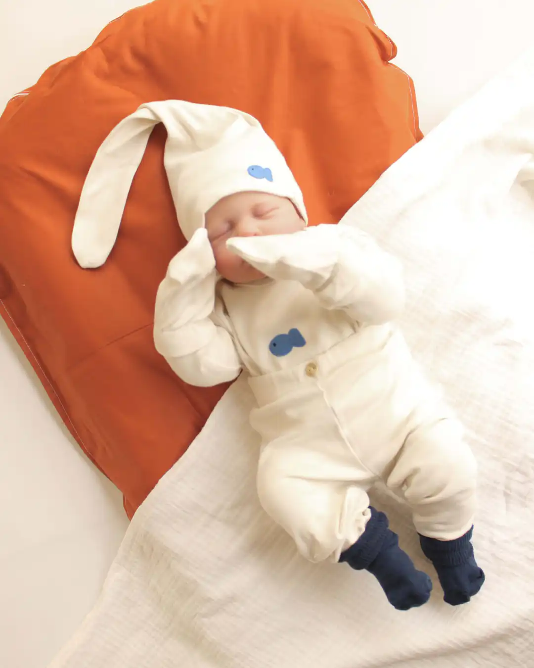 set za iznosenje bebe bele boje sa vezom ribe od pet delova