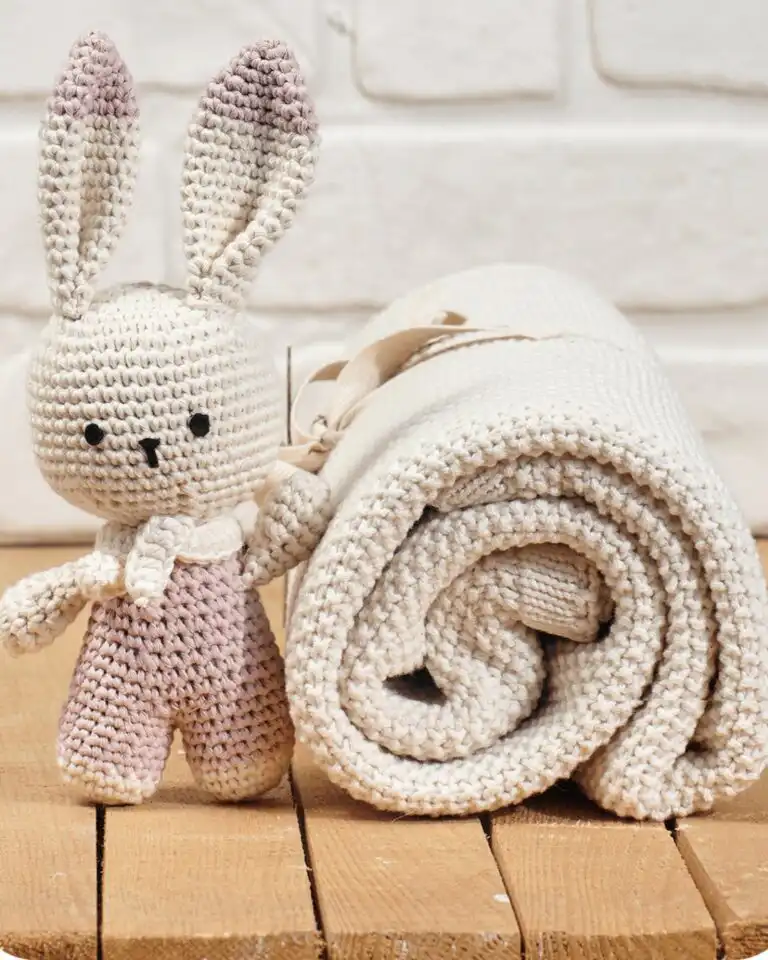 amigurumi igracka u obliku zeke i pleteno cebe u kombinaciji roze i krem boje