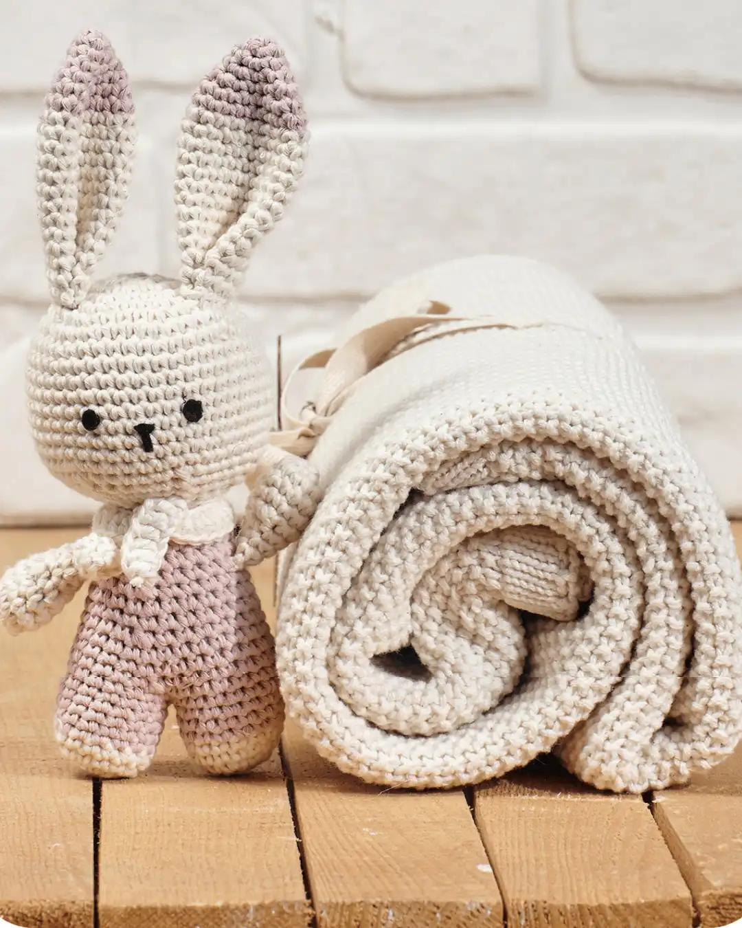 pleteno-cebe-i-amigurumi-igracka-little-bunny-premium-organic (2) amigurumi igracka u obliku zeke i pleteno cebe u kombinaciji roze i krem boje