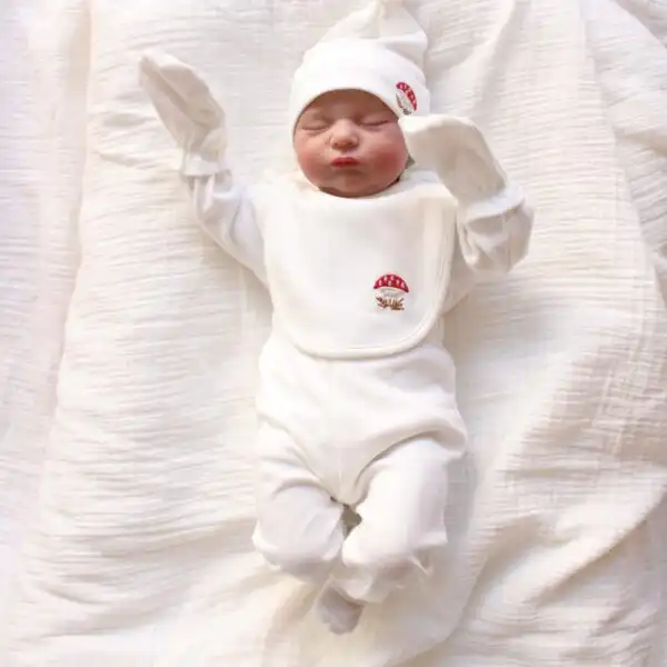 Set za izlazak bebe iz bolnice bele boje od pet delova sa vezenim motivom pecurkice