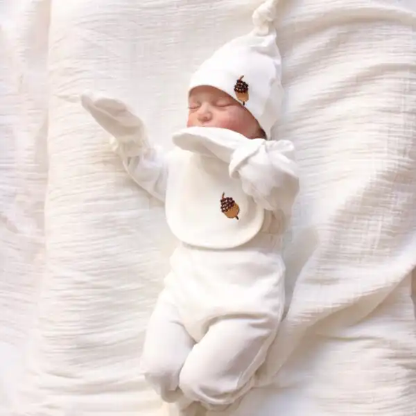 Set za izlazak bebe iz bolnice bele boje od pet delova sa vezenim motivom zira