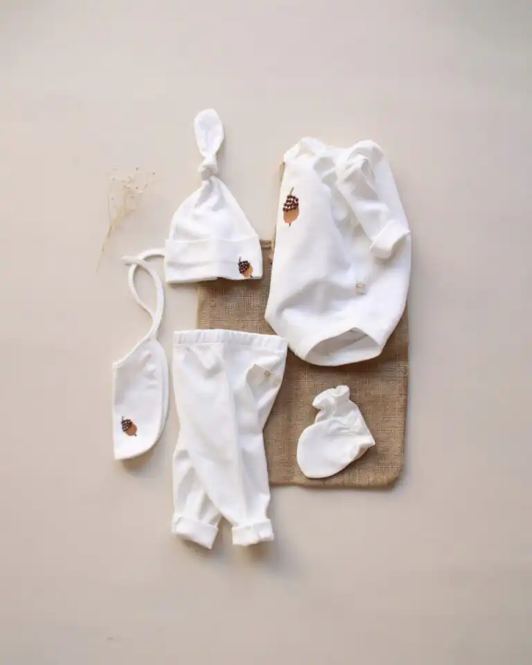 Set za izlazak bebe iz bolnice bele boje od pet delova sa vezenim motivom zira