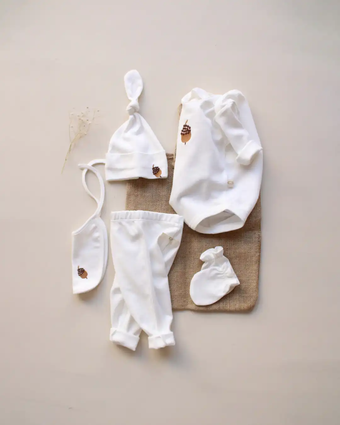 Set za izlazak bebe iz bolnice bele boje od pet delova sa vezenim motivom zira