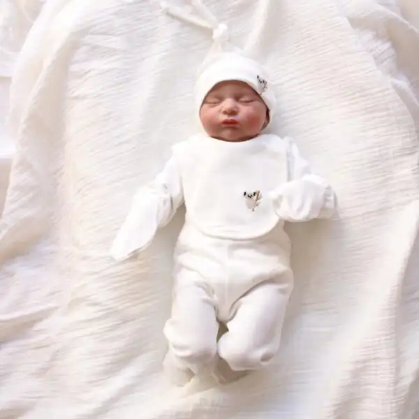 Set za izlazak bebe iz bolnice bele boje od pet delova sa vezenim motivom koale