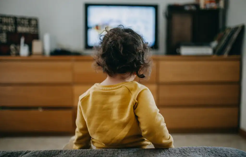 ekranizam dete gleda televiziju