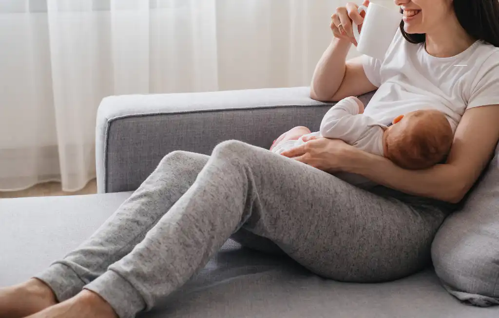 ishrana tokom dojenja mama pije vodu dok doji bebu