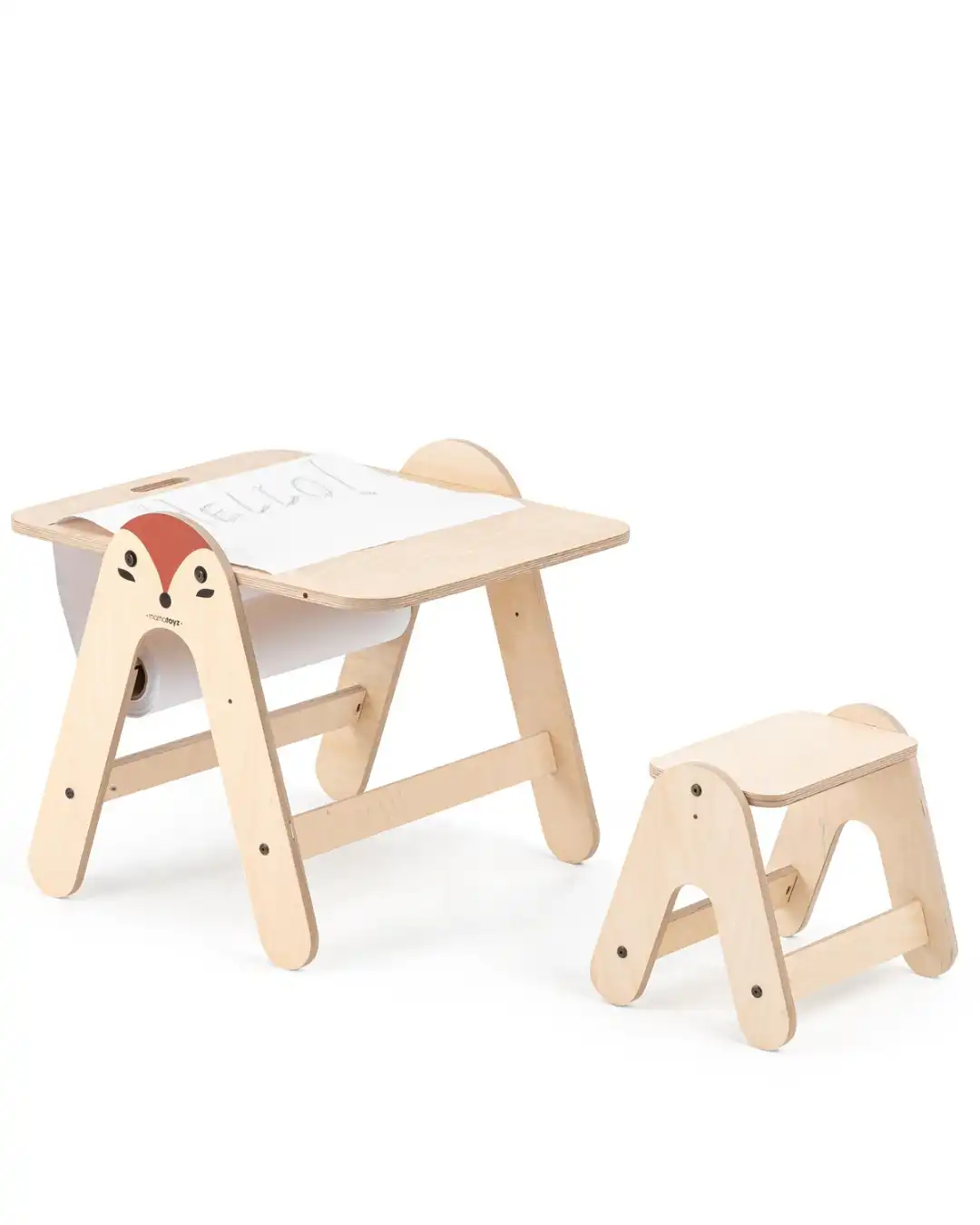 drveni montesori sto i klupica sa motivom lisice na beloj pozadini