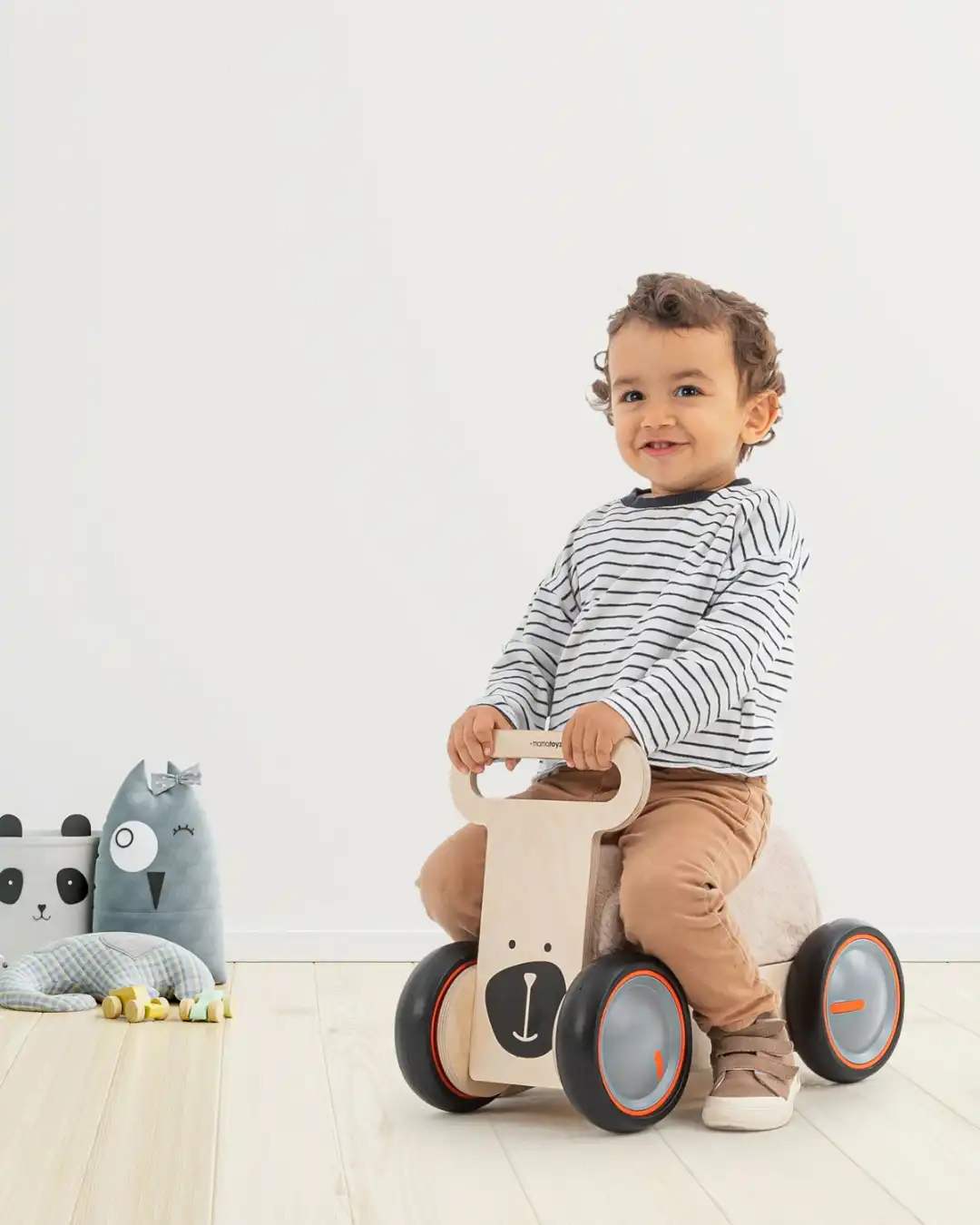 guralica za bebe sa mekanim sedistem i motivom medveda prikazan decak na guralici