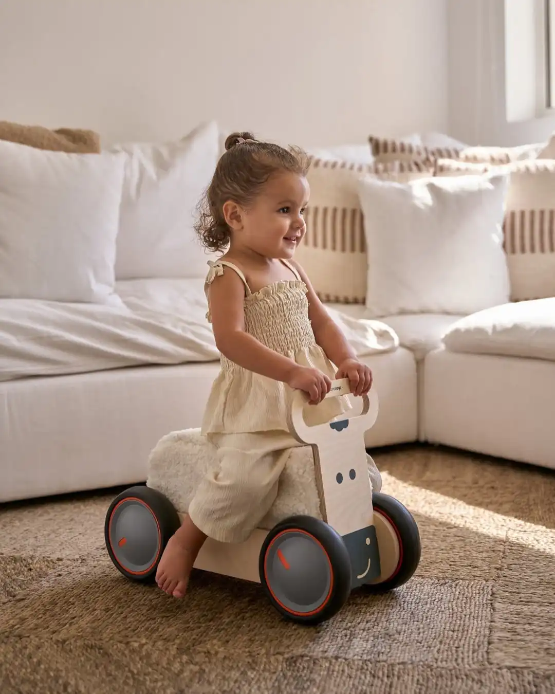 guralica za bebe sa mekanim sedistem i motivom krave prikazana devojcica na guralici