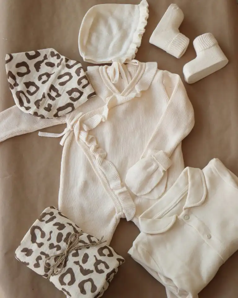 komplet za izlazak bebe iz bolnice u kombinaciji braon i krem boje i leopard printa krem set kombinezin sa risem na vezivanje sa strane kapica na vezivanje carapice rukavice pamucna zeka krem boje sa kragnom portikla i prekrivac krem boje sa leopard printom na pozadini