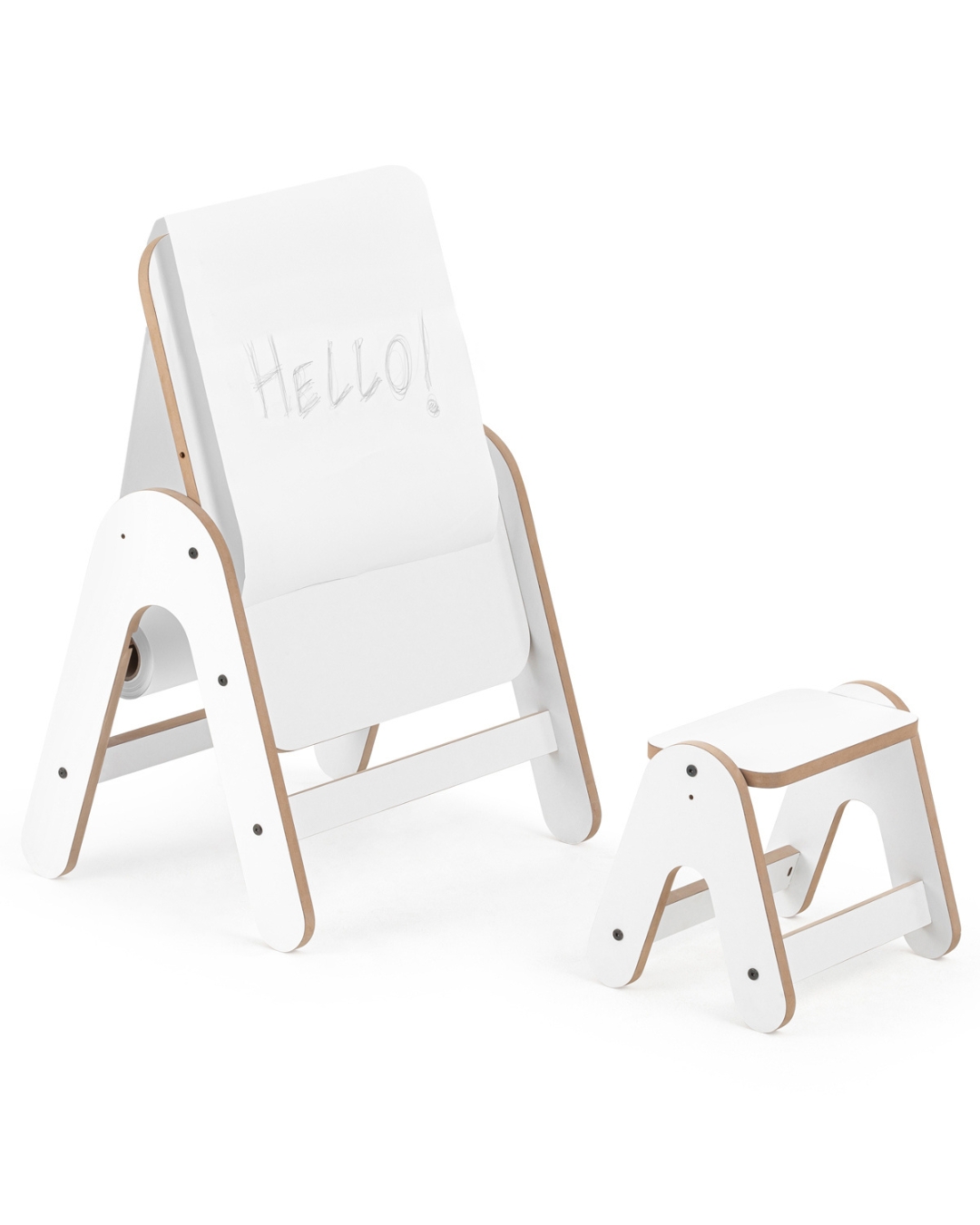 drveni montesori sto i klupica bele boje na beloj pozadini