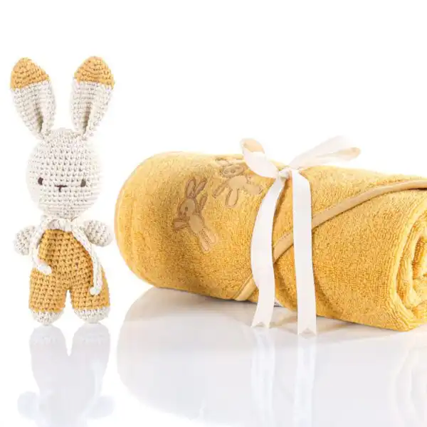 set za bebe peskir sa kapuljacom i motivom zeke i amigurumi igrackica u obliku zeke oker boje