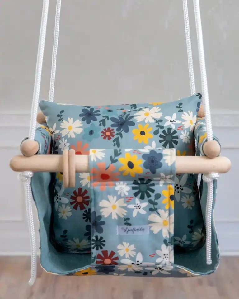 sobna ljuljaška za decu sa motivom sarenih cvetova