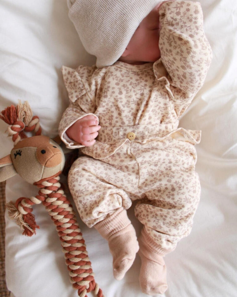 dvodelni komplet za bebe sa karnerima sa motivom braon cvetica na bebi