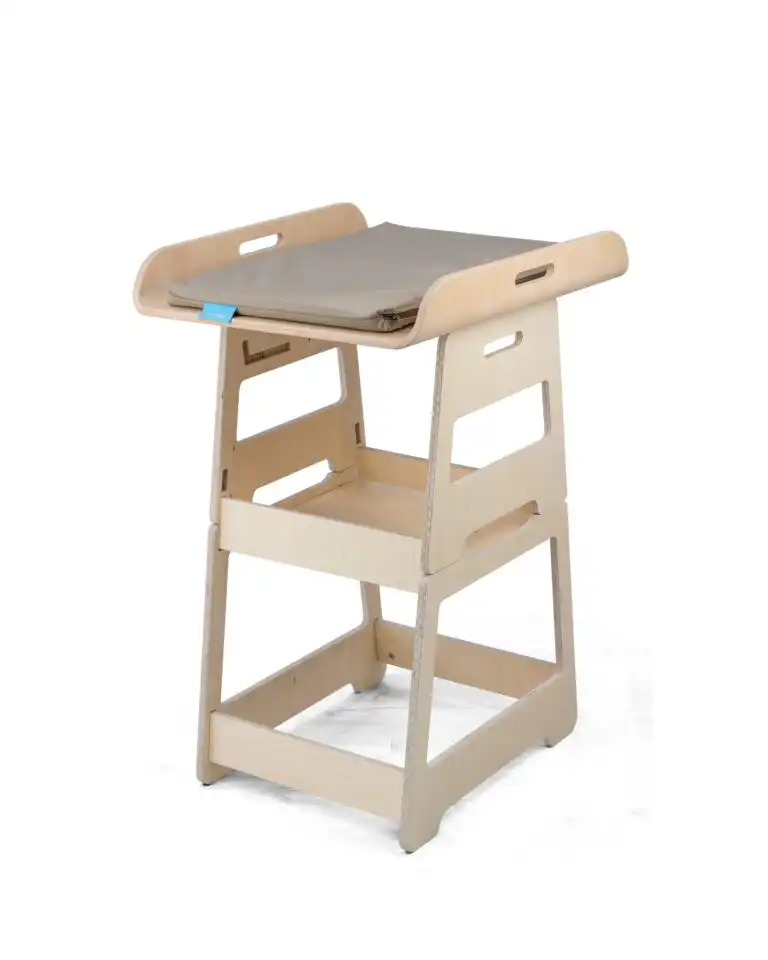 komoda za presvlačenje bebe i sto za aktinosti 2u1 na beloj pozadini prikzan kao komoda za presvlačenje bebe