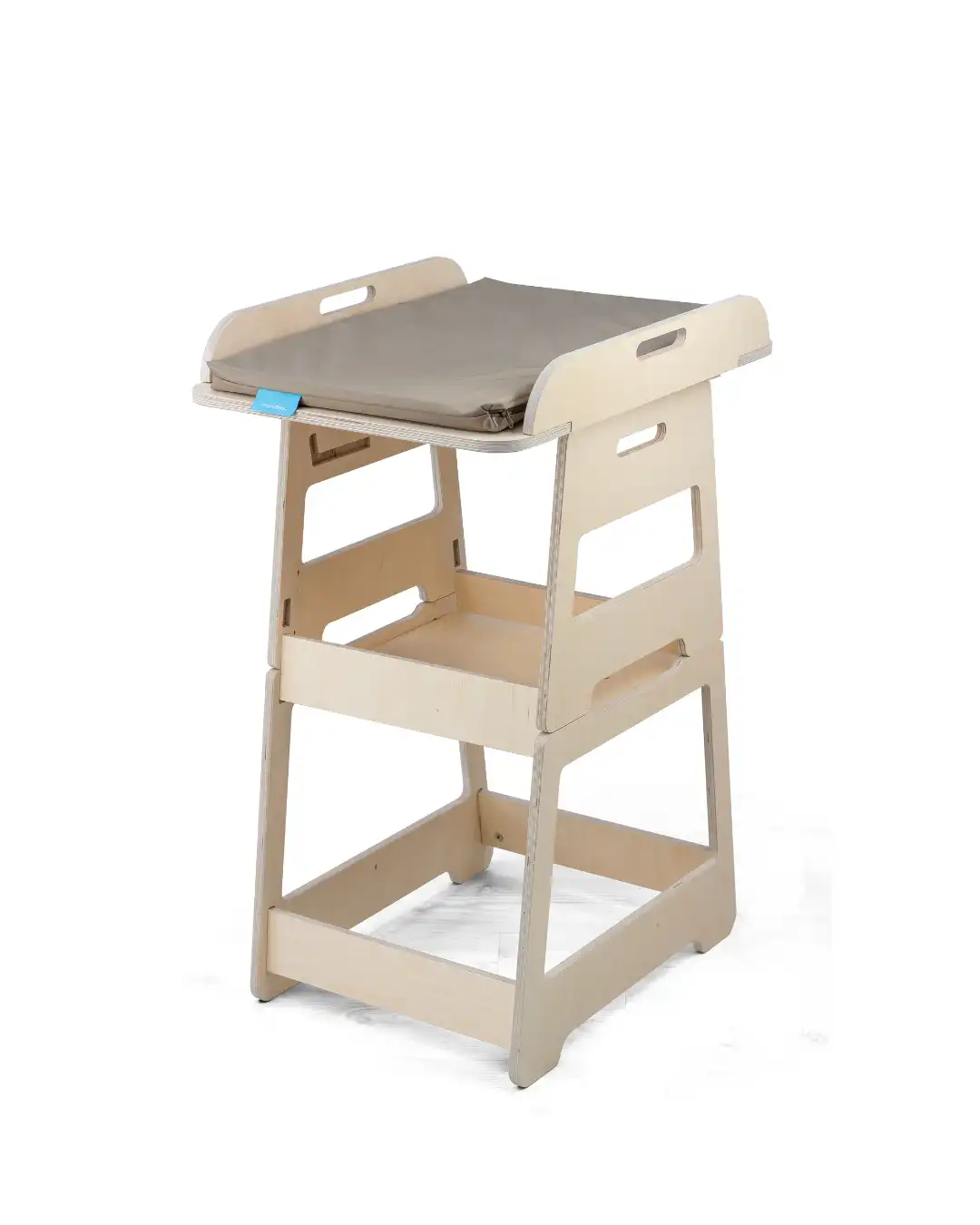 komoda za presvlačenje bebe i sto za aktinosti 2u1 na beloj pozadini prikzan kao komoda za presvlačenje bebe