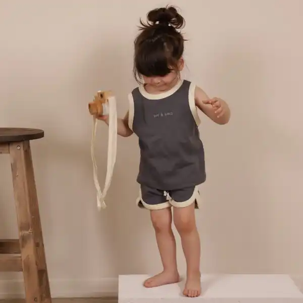 komplet sorc i majica na bretele sive boje sa belim rubovima na devojcici