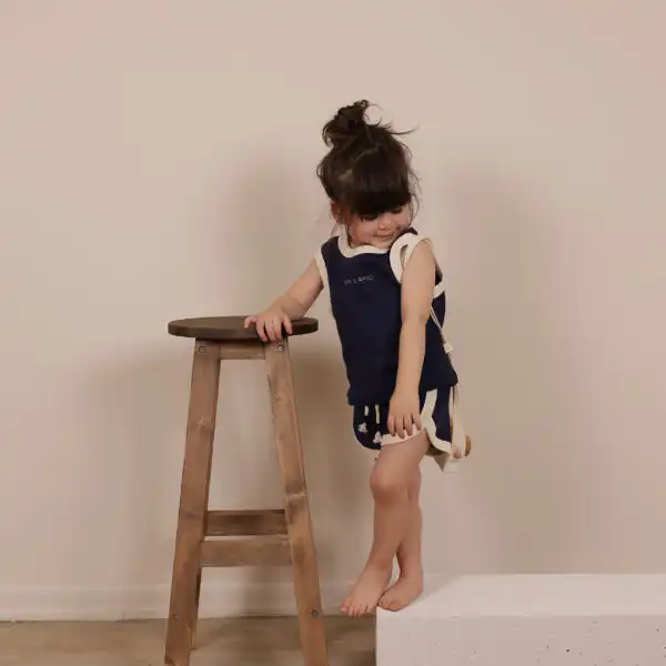 komplet sorc i majica na bretele teget boje sa belim rubovima na devojcici