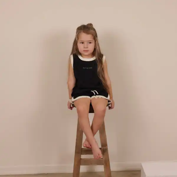 komplet sorc i majica na bretele crne boje sa belim rubovima na devojcici