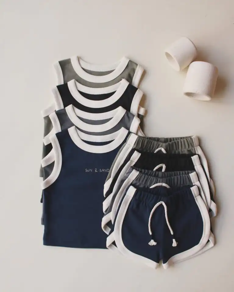 komplet sorc i majica na bretele sa belim rubovima crna teget maslinasta i siva boja na pozadini