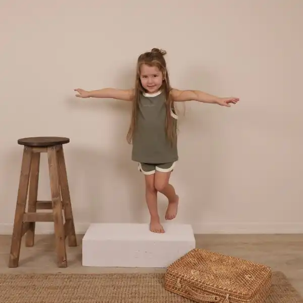 komplet sorc i majica na bretele maslinaste boje sa belim rubovima na devojcici