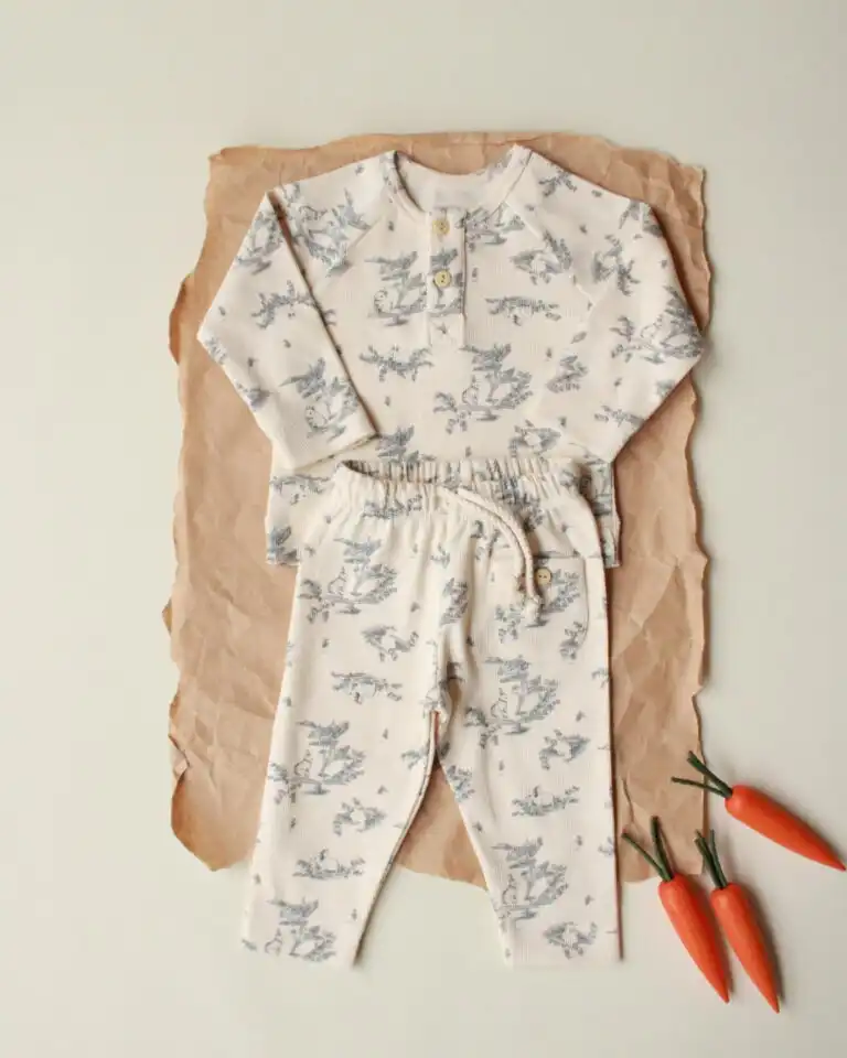 komplet za bebe gornji deo i helanke sa motivom zeke krem boje sa plavim šarama na pozadini