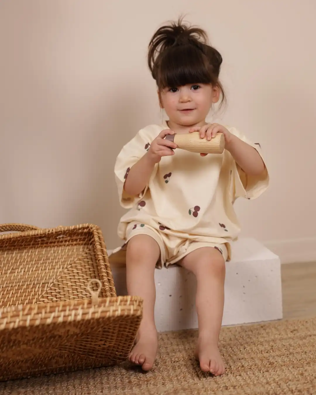 komplet za devojcice sorts i majica kratkih rukava krem boje sa motivom tresnje na devojcici