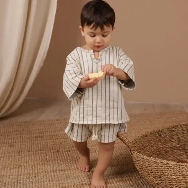 lagani komplet od pamucnog zakarda sa plavimstraftama na decaku