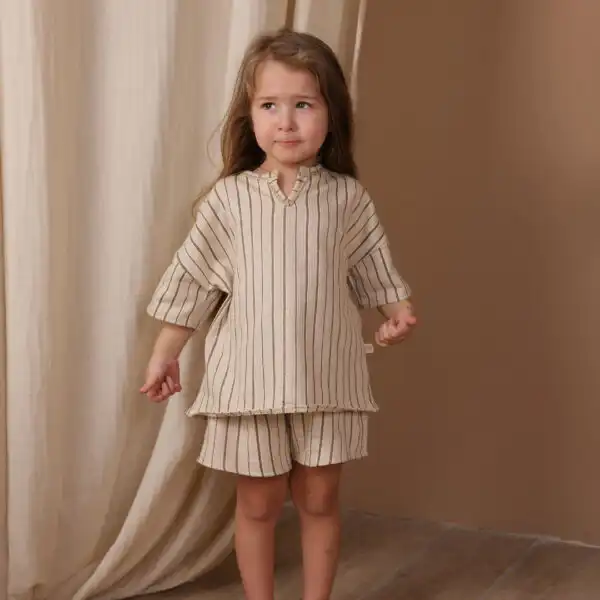 lagani komplet od pamucnog zakarda sa braon straftama na devojcici