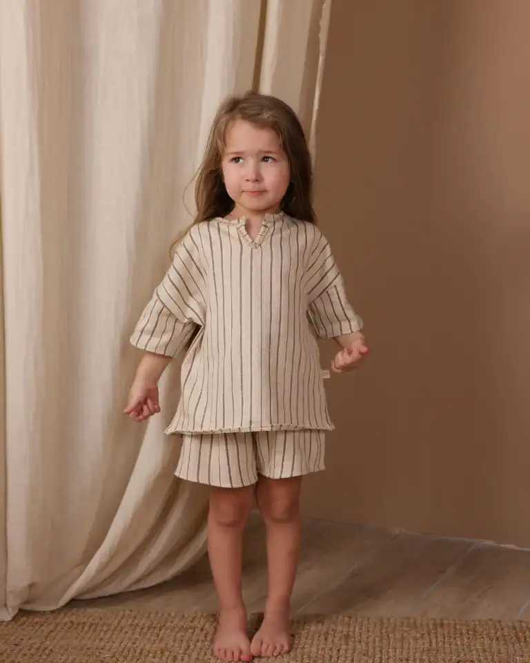 lagani komplet od pamucnog zakarda sa braon straftama na devojcici