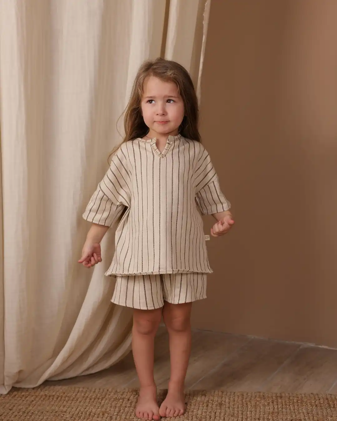 lagani komplet od pamucnog zakarda sa braon straftama na devojcici