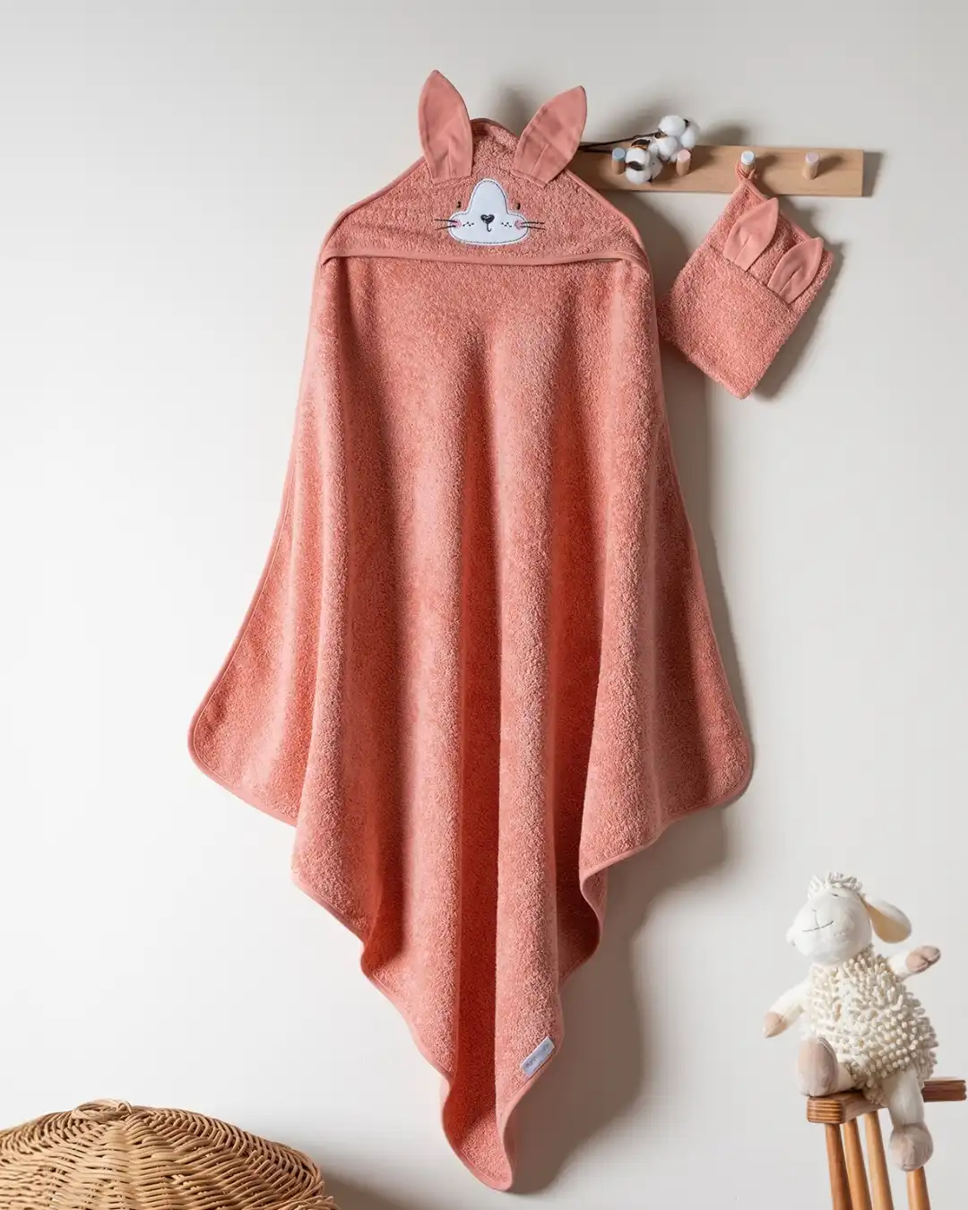 peskir sa kapuljacom sa motivom zeke i rukavica roze boje