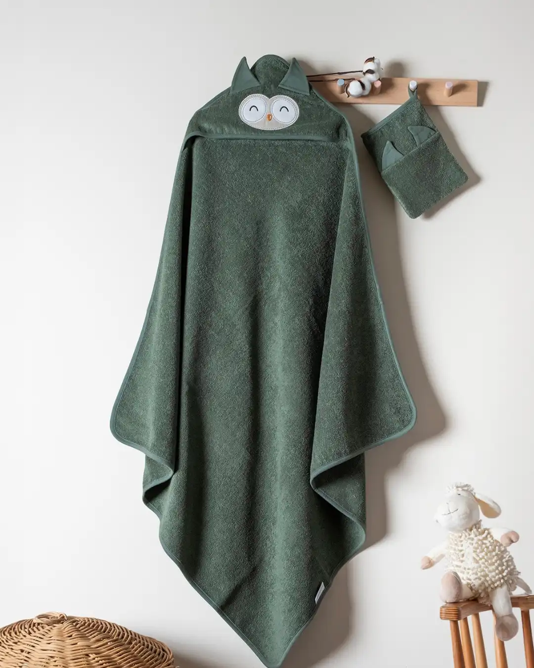 peskir sa kapuljacom sa motivom sove i rukavica zelene boje