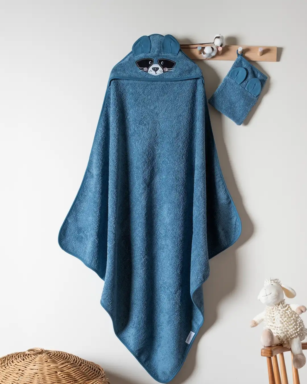 peskir sa kapuljacom sa motivom zeke i rukavica plave boje